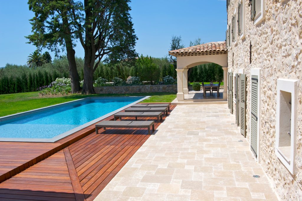 Poolterrasse aus Kalkstein Alexandria Beige mit Holzdeck im mediterranen Garten