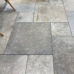 Terassenplatten aus Kalkstein Alexandria Grey im Außenbereich