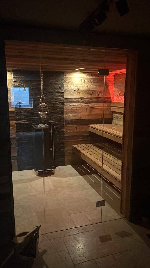 Travertin Naturstein Bodenplatten für Sauna und Wellnessbereich im Innenraum