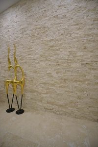 Travertin Wandverblender Light Select im Zimmer für natürliche Naturstein Wandgestaltung