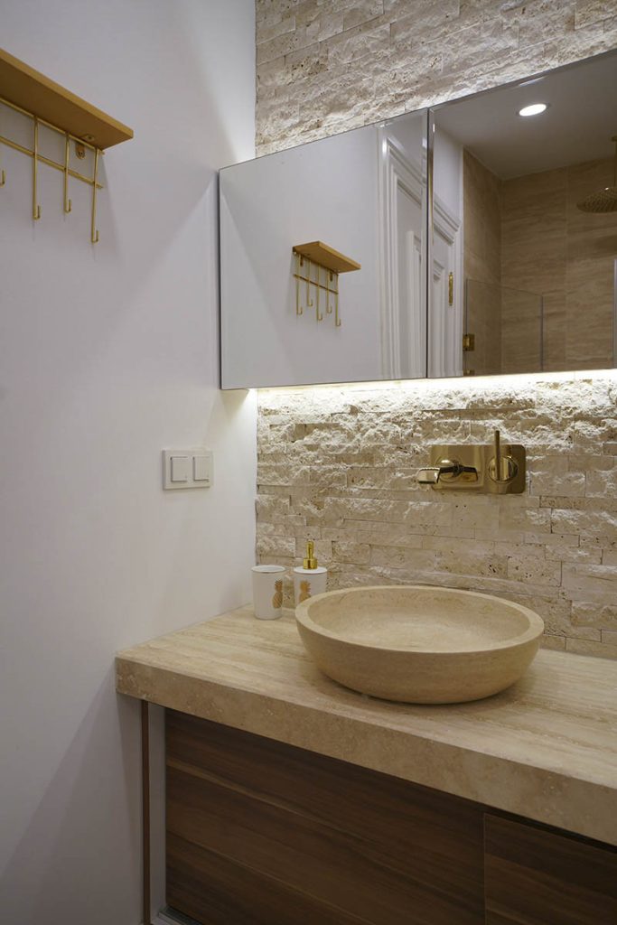 Travertin Light Select Wandverblender im Badezimmer mit Naturstein Waschbecken