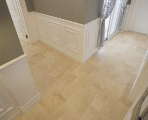 Travertin Bodenplatten Extra Light im Innenbereich eines eleganten Wohnraums