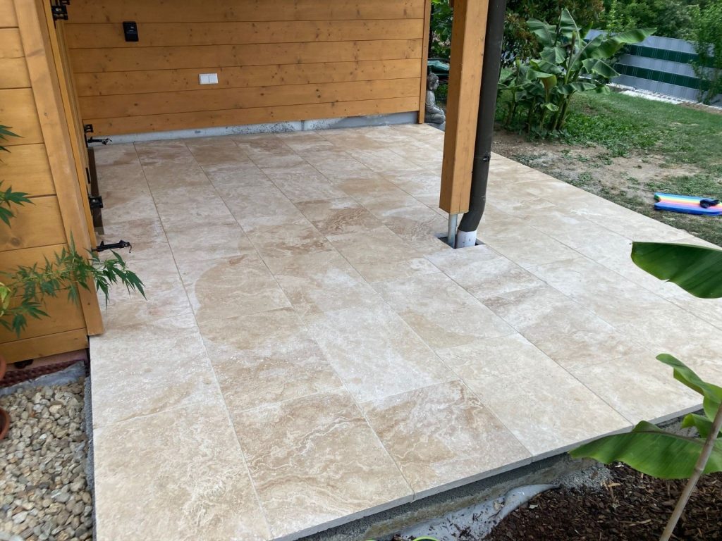 Travertin Medium Select – verlegte Terrassenplatten in warmen Beigetönen