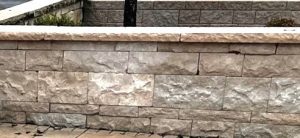 Natursteinmauer aus Kalkstein Alexandria Beige im Außenbereich