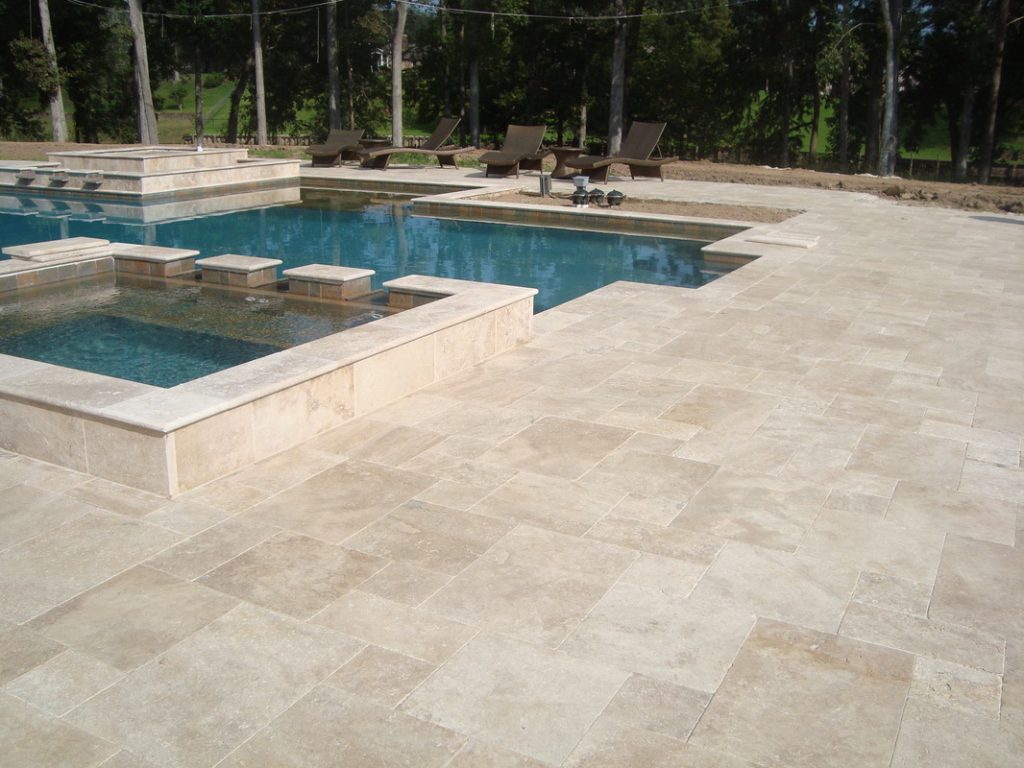 Poolumrandung aus hellem Travertin Light Select mit getrommelter Oberfläche