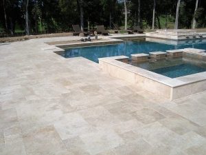 Travertin Terrassenplatten Extra Light im Römischen Verband verlegt auf moderner Terrasse