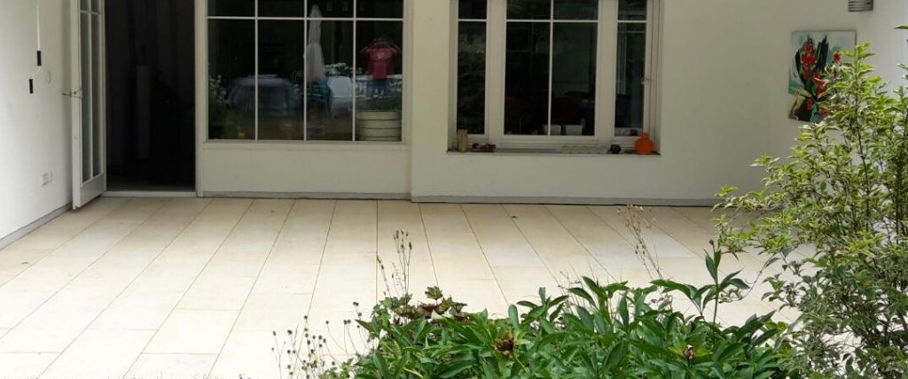Türkischer Seashell Kalkstein als helle Bodenplatten im Außenbereich mit Natursteinoptik