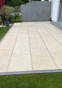 Türkischer Seashell Kalkstein als helle Bodenplatten im Außenbereich mit Natursteinoptik