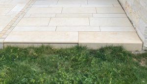 Türkischer Kalkstein Seashell als Natursteinplatten und Blockstufe im Außenbereich