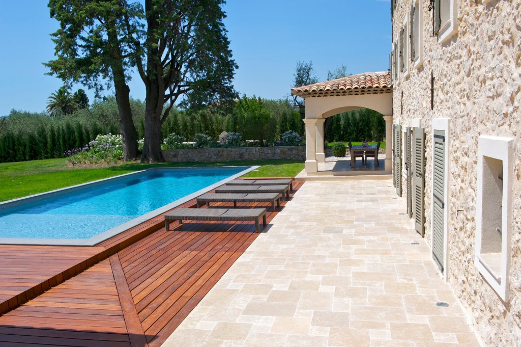 Poolterrasse aus Kalkstein Alexandria Beige mit Holzdeck im mediterranen Garten