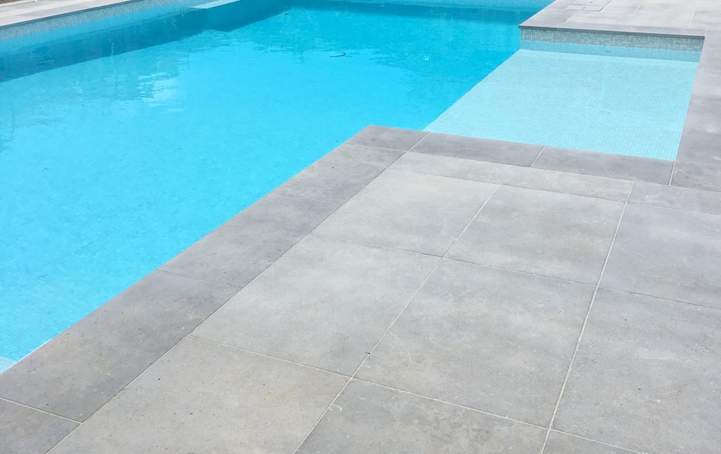 Poolumrandung aus Alexandria Grey Kalkstein im Außenbereich