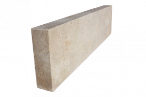 Randstein aus Kalkstein Alexandria Beige als Blockstufe für den Außenbereich