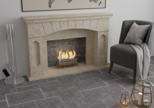 Indoor Kalksteinboden Alexandria Grey vor Kamin im Wohnrausch