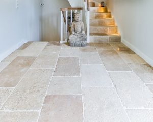 Kalkstein Alexandria Beige und Treppe im Innenbereich