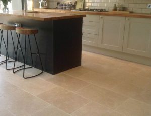Kalkstein Alexandria Beige Bodenplatten in moderner Küche