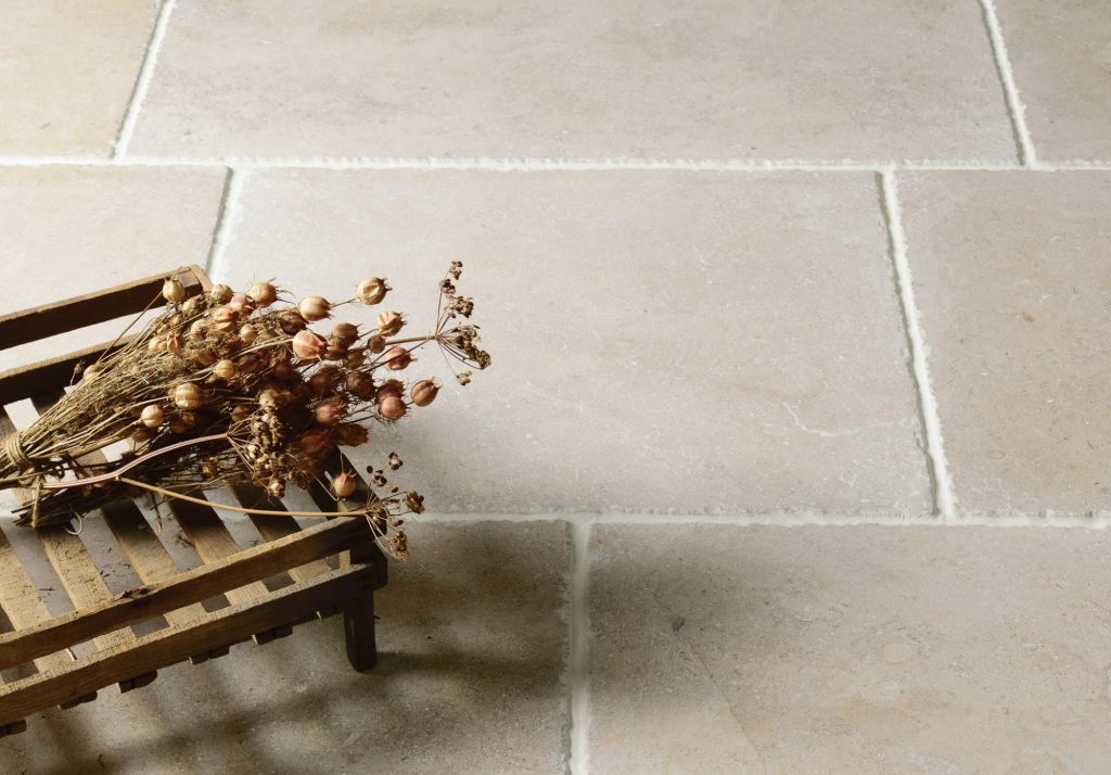 Kalkstein Alexandria Beige Bodenplatten geschliffen und getrommelt im Innenbereich