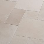 Kalkstein Alexandria Beige Bodenplatten geschliffen und getrommelt im Innenbereich