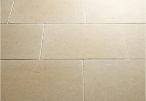 Verlegte Seashell Light Bodenplatten im Innenraum