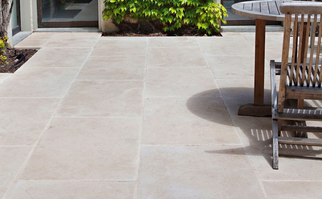 Kalkstein Alexandria Beige Terrassenplatten geschliffen und getrommelt im Außenbereich