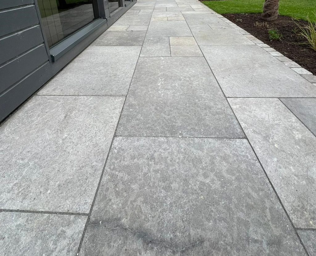 Terrassenplatten aus Alexandria Grey Kalkstein mit ruhiger Graustruktur