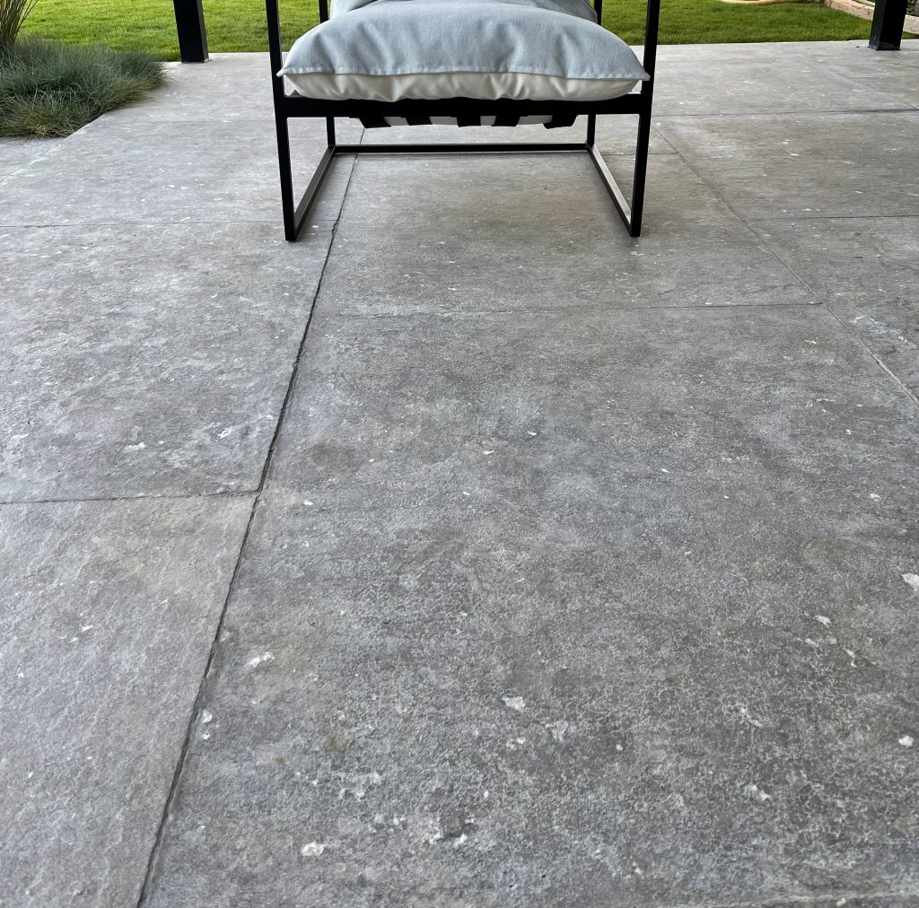 Terrassenplatten aus Alexandria Grey Kalkstein mit feiner Oberflächenstruktur