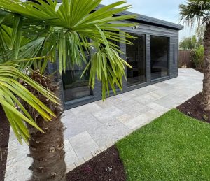 Verlegte Terrassenplatten aus Kalkstein Alexandria Grey im modernen Außenbereich