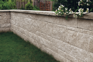Mauersteine Alexandria Beige mit Abdeckplatte im Garten