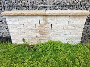 Kalkstein Alexandria Beige als Mauerstein mit Abdeckplatte im Garten
