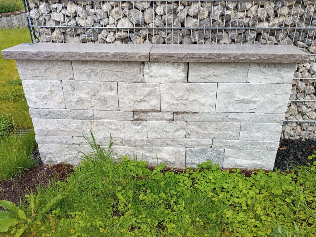 Natursteinmauer aus Alexandria Grey Kalkstein-Mauersteinen