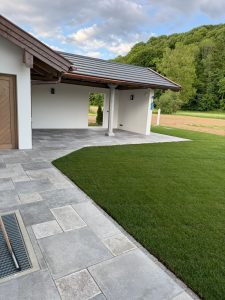 Großzügige Outdoor-Terrasse aus Alexandria Grey Kalkstein