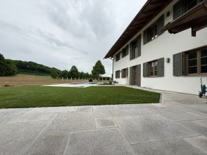 Outdoor-Terrasse aus Alexandria Grey Kalkstein im römischen Verband