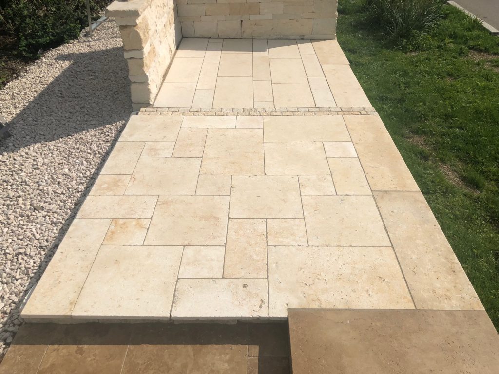 Türkischer Lemon Seashell Kalkstein als helle Terrassenplatten im Außenbereich