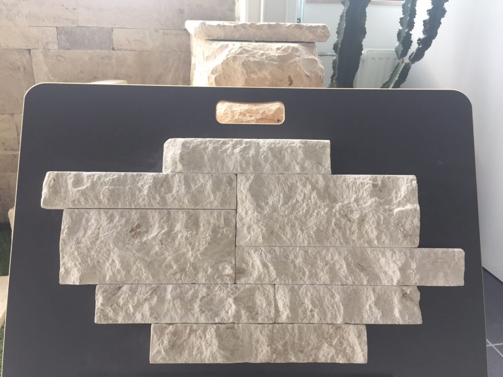 Mauerverblender aus Kalkstein Seashell – verkleidete Wand mit Natursteinoptik