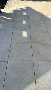 Seashell Light – helle Kalkstein-Terrassenplatten mit natürlicher Struktur und rutschhemmender Oberfläche