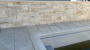 Seashell Light Terrassenplatten aus Kalkstein in heller Farbgebung, rutschhemmende Natursteinplatten für Terrassen