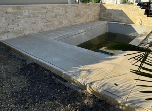 Seashell Light Kalkstein Terrassenplatten am Pool mit heller Natursteinoptik