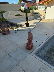 Seashell Light Kalkstein Terrassenplatten am Pool mit heller Natursteinoptik
