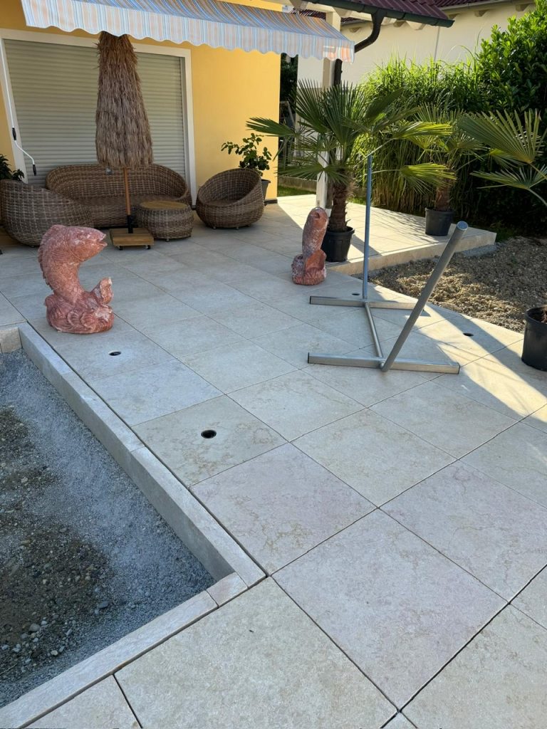 Seashell Light Kalkstein Terrassenplatten am Pool mit heller Natursteinoptik