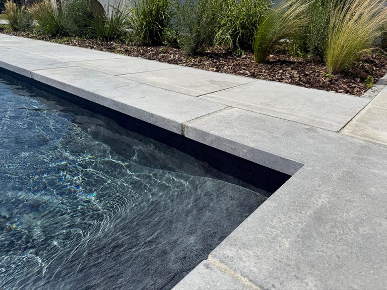 Moderne Poolumrandung aus Kalkstein Alexandria Grey