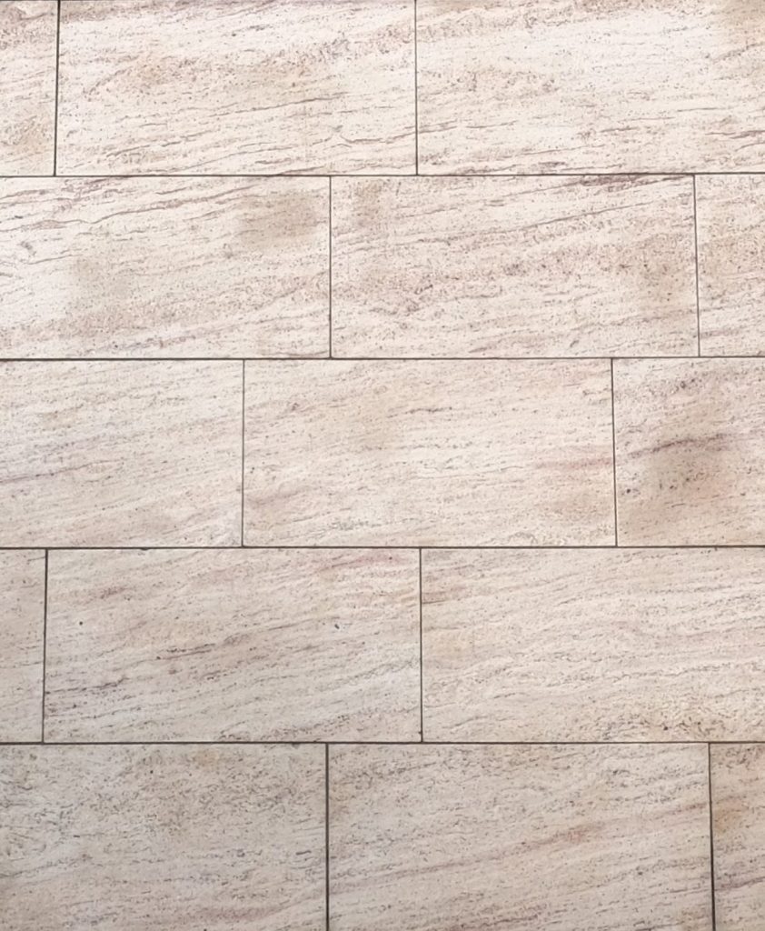 Shivakashi Ivory Brown Granit – verlegte Terrassenplatten im Verband
